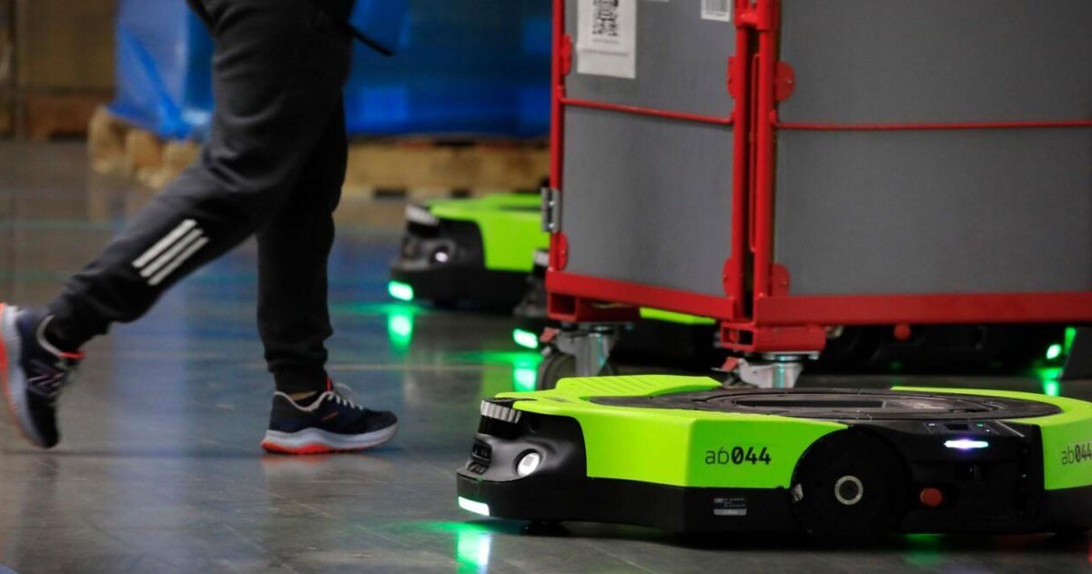 Amazon develops a warehouse robot workers can speak to